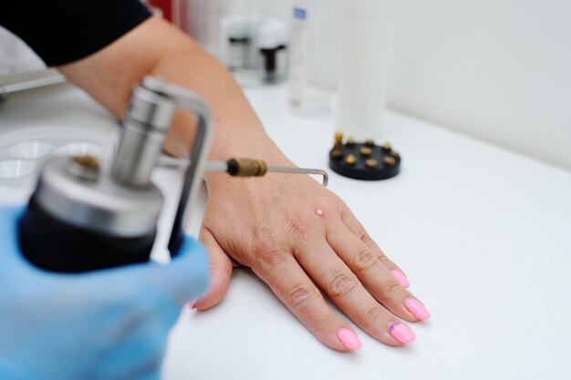 Jak prawidłowo korzystać z frezarki do paznokci w domowym manicure?