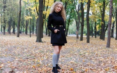 Jaka sukienka do długich kozaków sprawdzi się na jesień?
