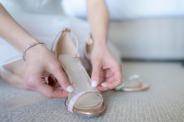 Czym wyczyścić buty zamszowe jasne bez ryzyka uszkodzeń?