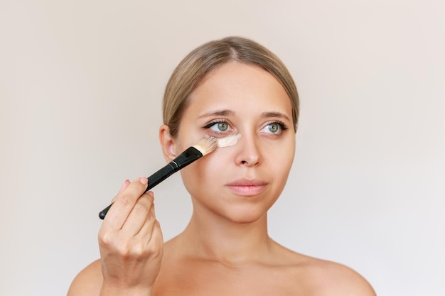 Jak nakładać korektor pod oczy i podkład, by uzyskać naturalny efekt?