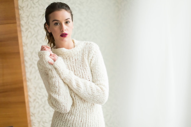 Jaki sweter do sukienki wybrać na chłodniejsze dni?