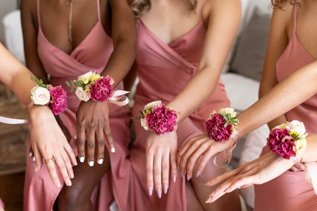 Jakie paznokcie do pudrowo różowej sukienki wybrać?