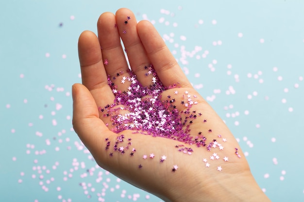 Jak nakładać brokat na hybrydę żeby uzyskać trwały efekt?