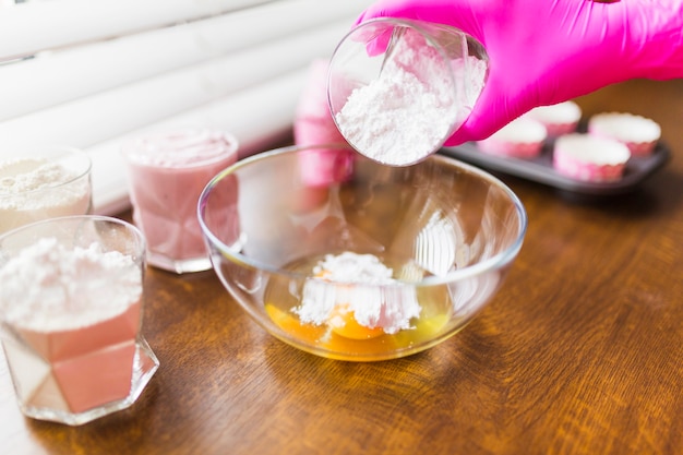 Jak nakładać pyłek na paznokcie Neonail żeby uzyskać efekt lustra?