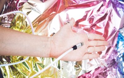 Jak zatopić brokat w hybrydzie żeby manicure wyglądał efektownie?