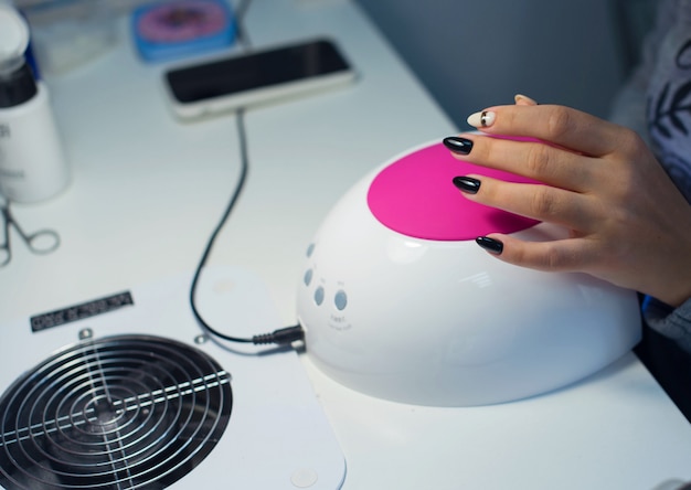 Jaka lampa do manicure hybrydowego sprawdzi się w domu?