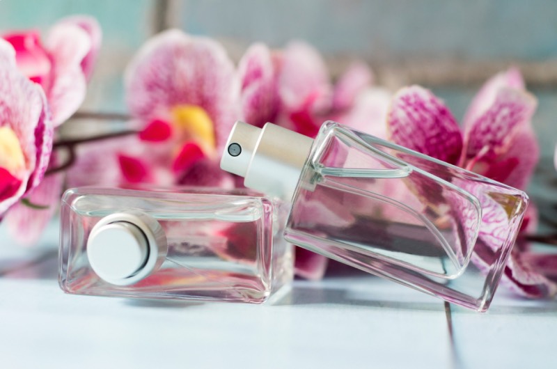 Subtelna elegancja na co dzień: jak wybrać idealne perfumy damskie do pracy i nie tylko?