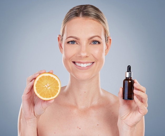 Serum z witaminą C na suchą czy mokrą skórę?