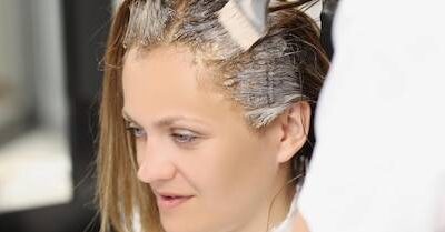 Czy przed farbowaniem myje się włosy?