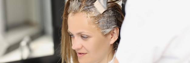 Czy przed farbowaniem myje się włosy?