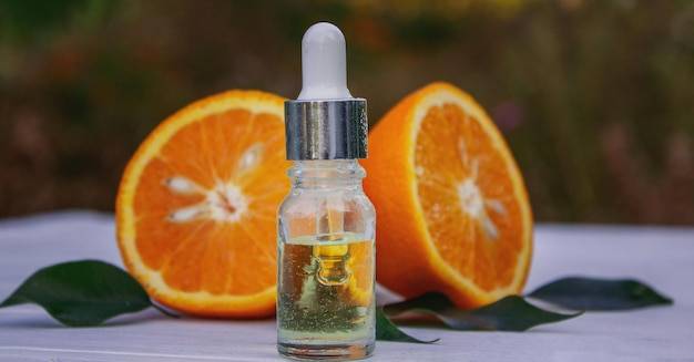 Ile wchłania się serum z witaminą C i co wpływa na ten proces?