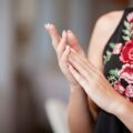 Jaki kolor paznokci wybrać do czerwonej sukienki na wesele?