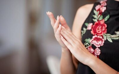 Jaki kolor paznokci wybrać do czerwonej sukienki na wesele?