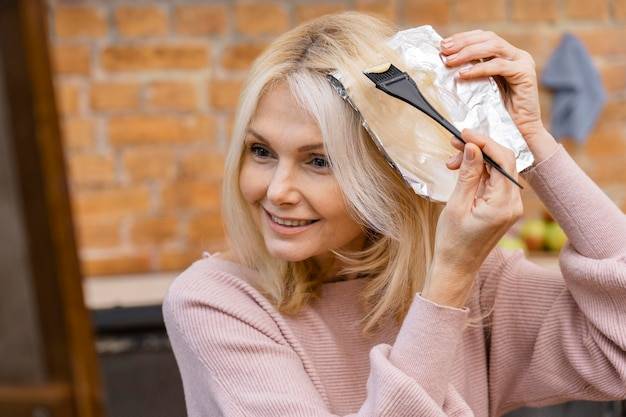 Jakie farby na siwe włosy sprawdzą się w domowej koloryzacji?