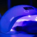 Czy lampa UV działa na zwykły lakier?