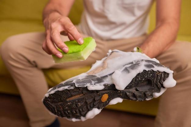 Jak odświeżyć zamsz na butach bez ryzyka uszkodzenia?