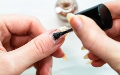 Jak skleić pęknięty paznokieć w domowych warunkach?