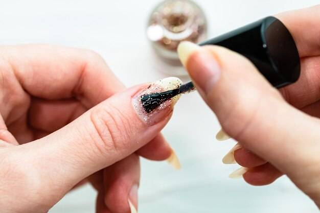 Jak skleić pęknięty paznokieć w domowych warunkach?