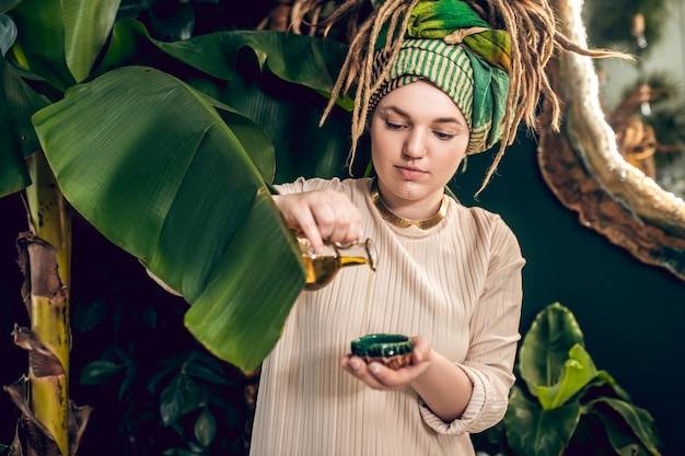 Jakie właściwości ma żeń szeń i kiedy warto po niego sięgnąć?