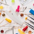 Jakie pędzelki do zdobień paznokci sprawdzą się w domowym manicure?