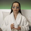 Krem pod oczy rano czy wieczorem co daje lepszy efekt?