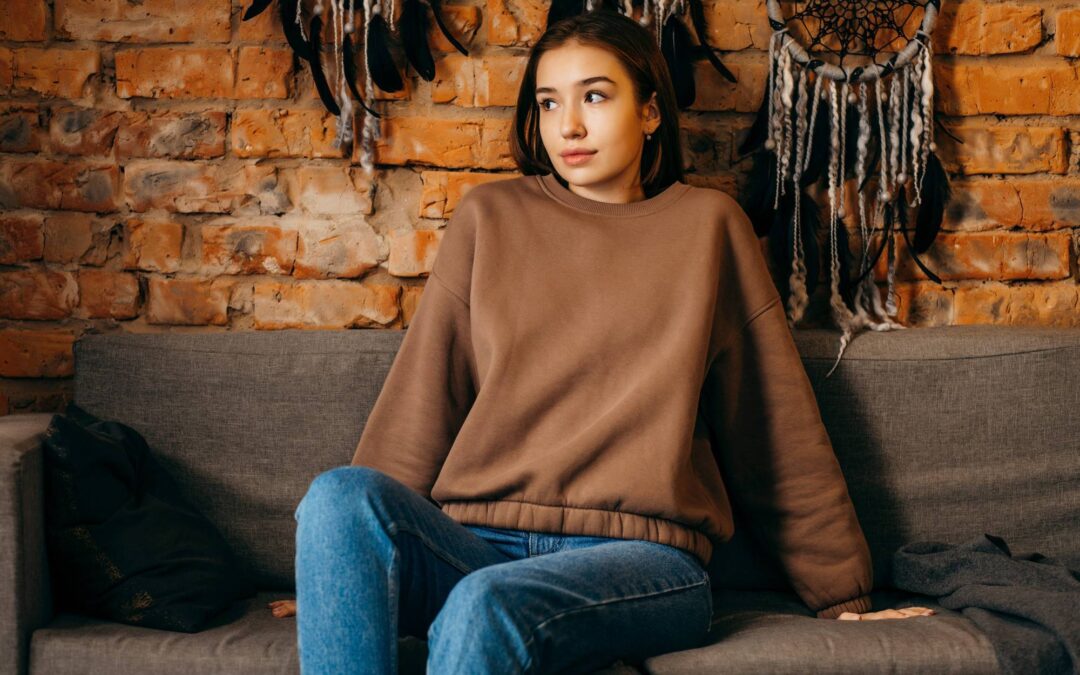 Jak nosić za duży sweter żeby wyglądać stylowo?