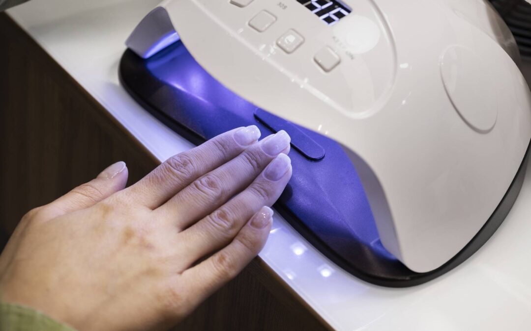 Jaka lampa UV do paznokci jest najlepsza do domowego manicure?