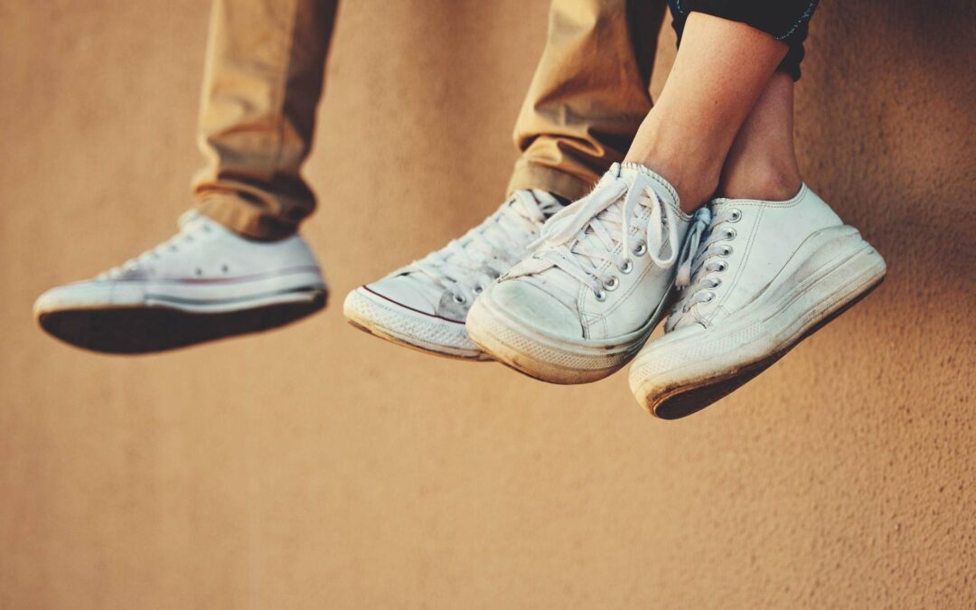 Sneakers buty co to znaczy i skąd wzięła się ich popularność?